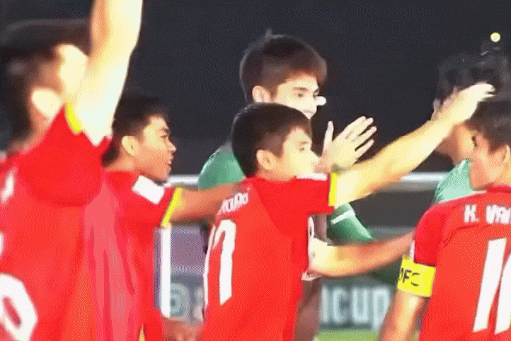 Đình Bắc ôm cảm ơn Cao Văn Bình