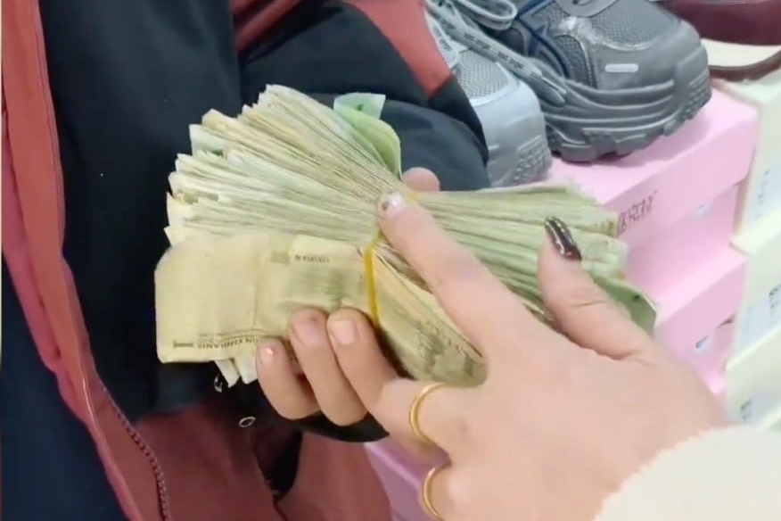 Cau be TQ mang coc tien le di mua giay tang me gay xuc dong hinh anh