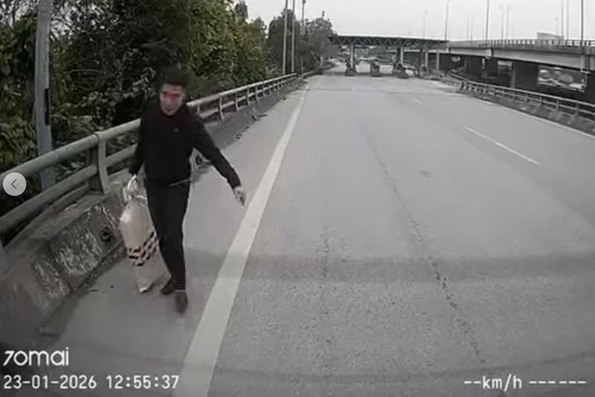 Khoanh khac nguoi dan ong nhat bao tai 1 ty dong tren duong cao toc hinh anh