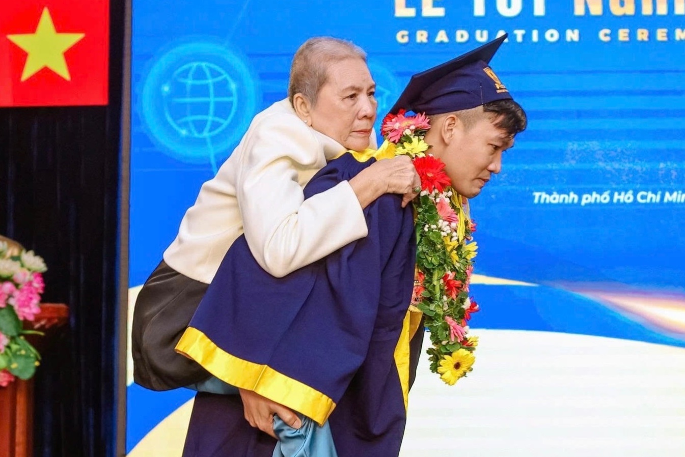 Bo vua mat, me benh nang, chang trai lam dieu xuc dong o le tot nghiep hinh anh