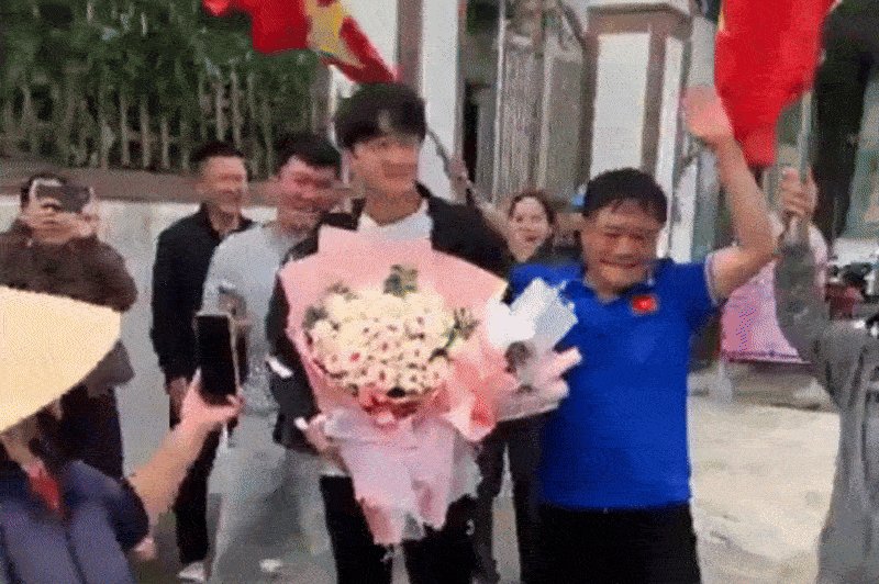 Thu mon Cao Van Binh ve que Nghe An, duoc san don nhu idol hinh anh