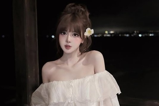 Hot girl Ha Noi bi chi trich sau buc anh khoe lan da cang bong hinh anh