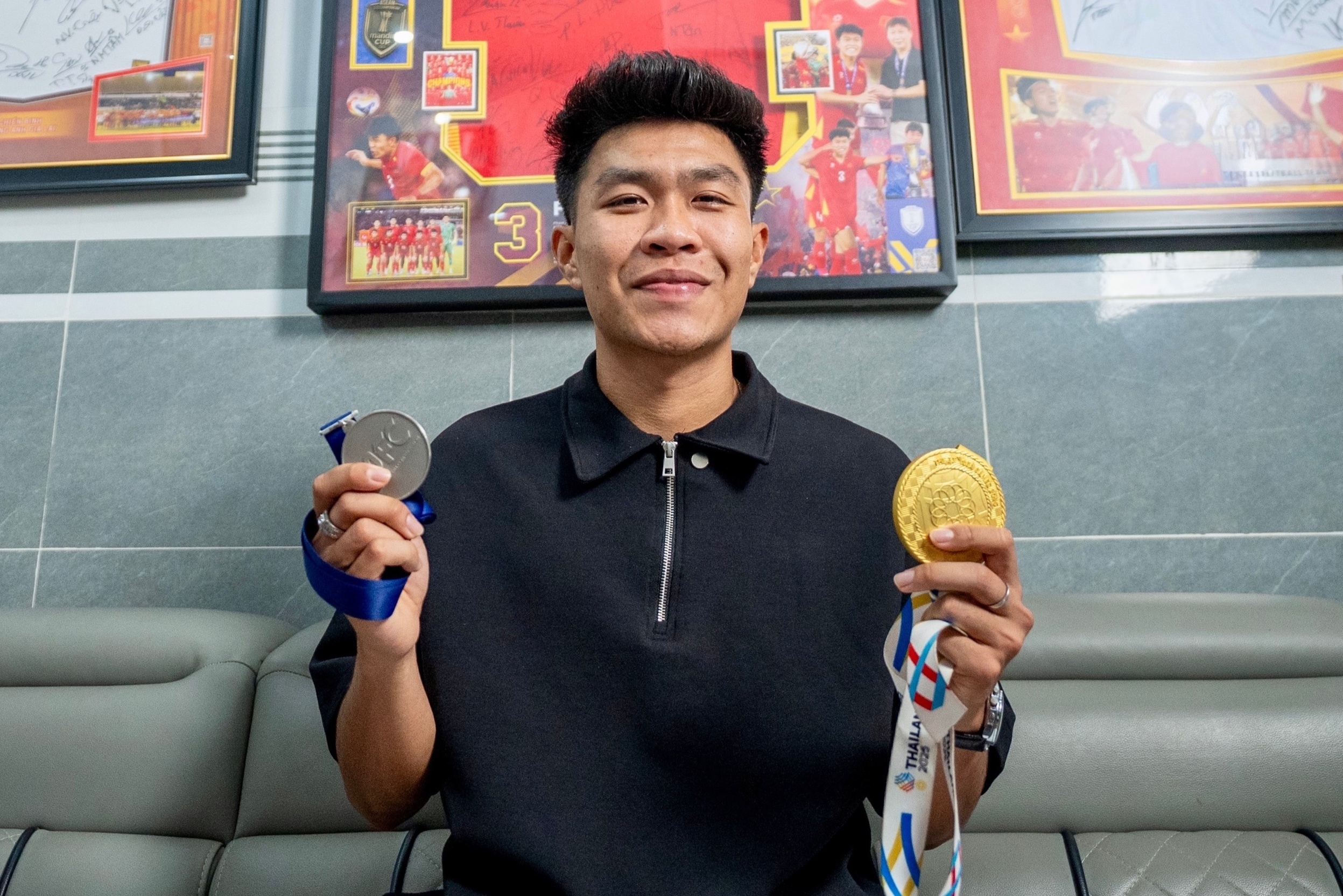 Ben trong can nha 3 tang cau thu Ly Duc xay cho cha me o Tay Ninh hinh anh