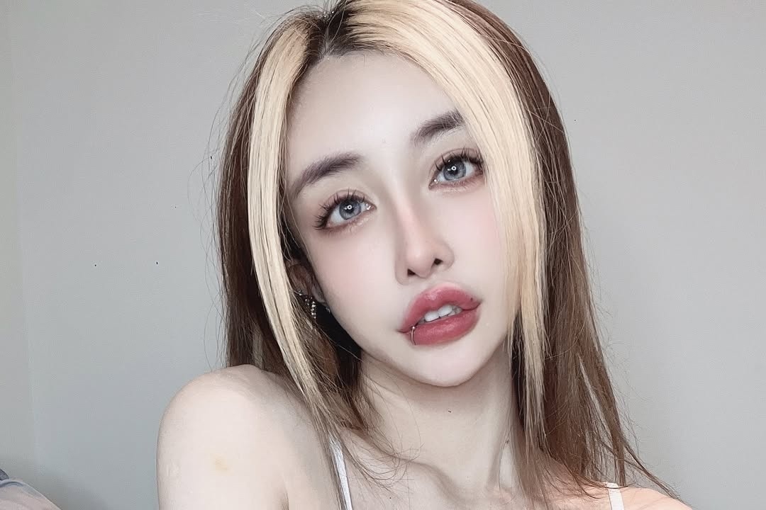 Hot girl mang bi tu choi nhap canh, nghi do dien thoai co anh nhay cam hinh anh