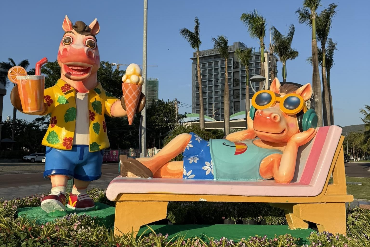 Linh vat ngua 'thu gian' o Quy Nhon gay sot hinh anh