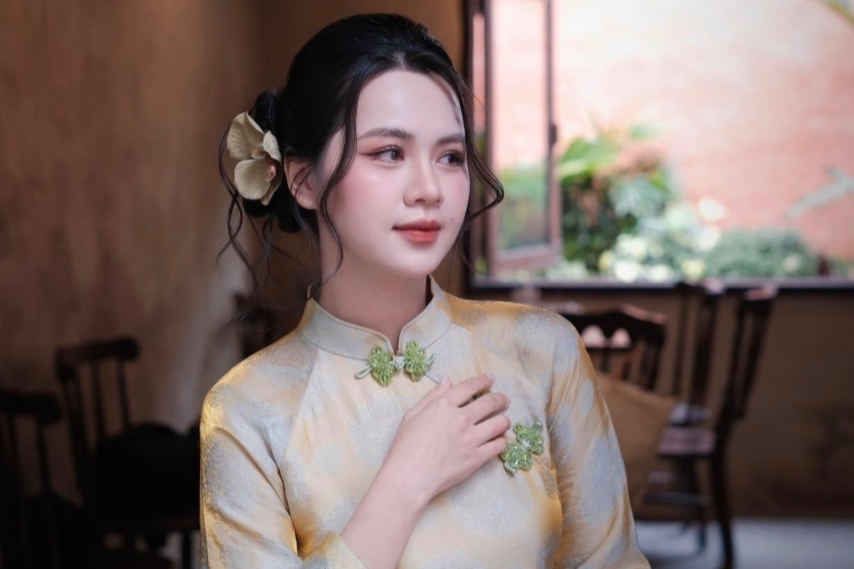 Dan WAG Viet hoa 'ba phu ho', 'nang tho' tren duong dua ao dai Tet hinh anh