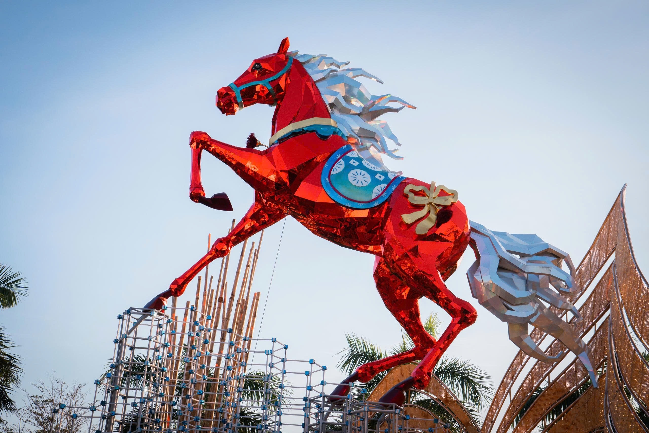 'Ngua thep do' cao 6 m gay chu y tai Dak Lak hinh anh