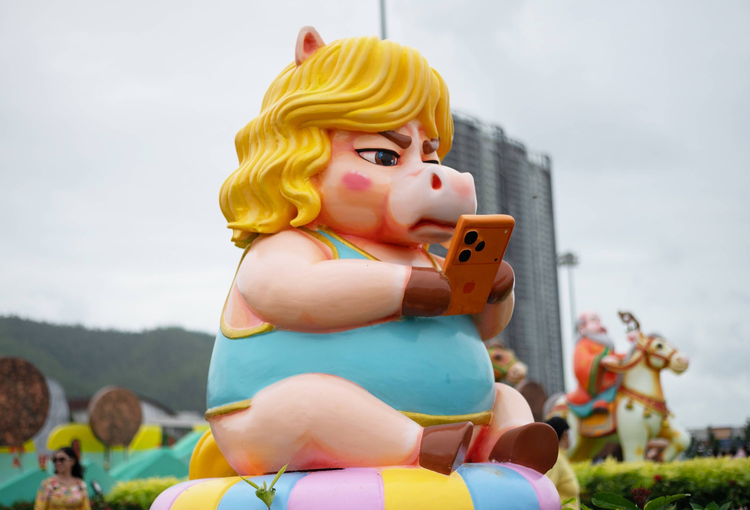 Ngua bung phe, ngua noi mi 'chiem song' mang xa hoi hinh anh