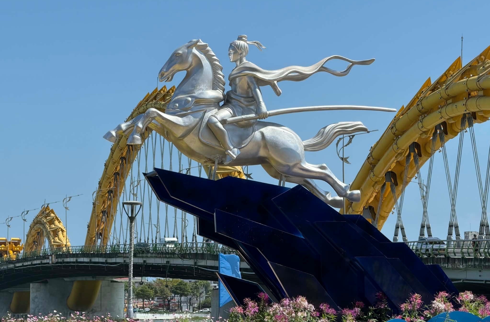 Can canh 4 cum linh vat ngua hoanh trang tai Da Nang hinh anh