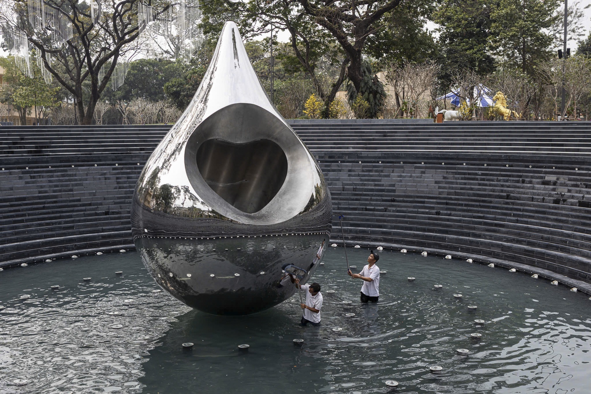 Toan canh dai tuong niem nan nhan Covid-19 o TP.HCM sap khanh thanh hinh anh