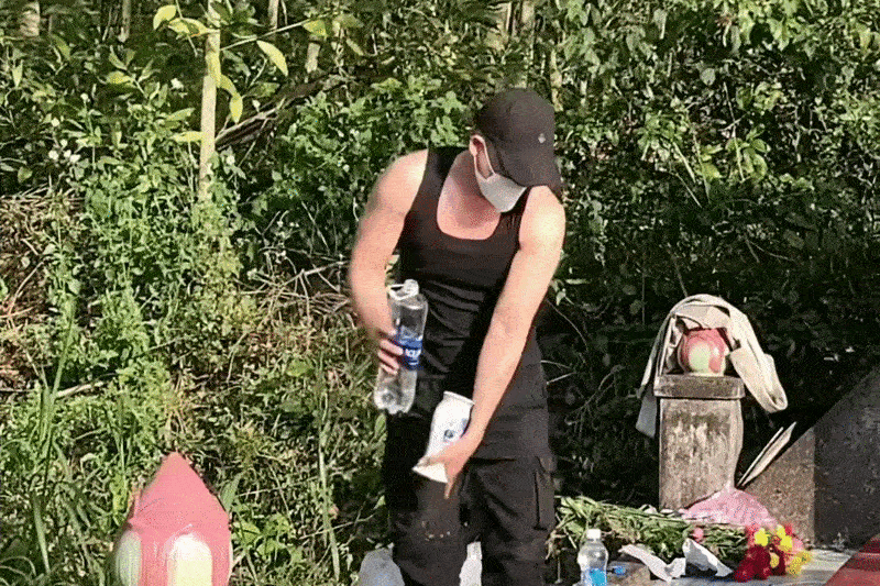 Nguoi dan ong 21 nam tham mo tinh dau gay xuc dong hinh anh