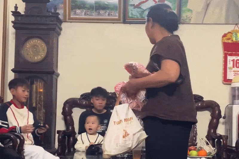 Ba ngoai 'quang' ca tui tien li xi cho cac chau gay sot hinh anh