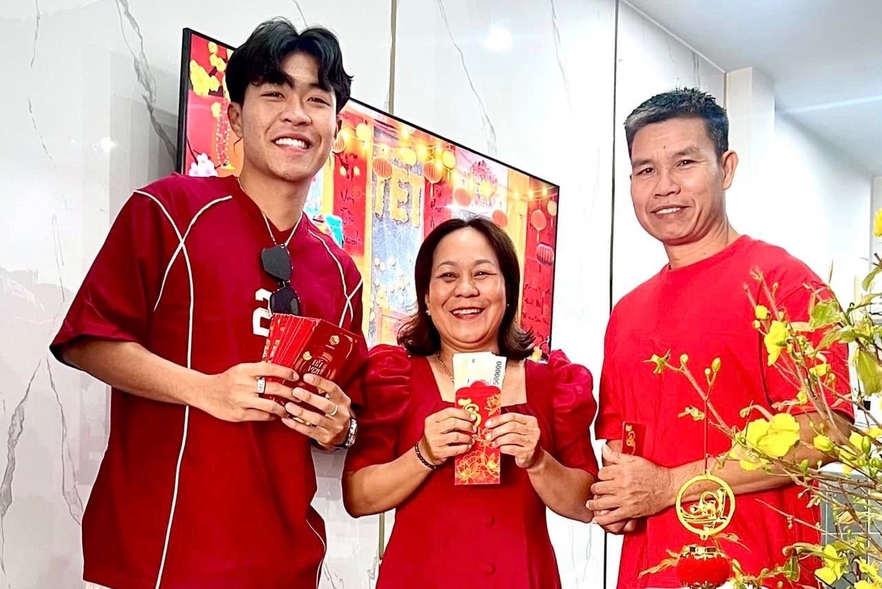 Ly Duc lan dau an Tet xa nha: Thu dac biet tu me trong vali hinh anh