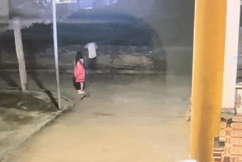 Bi phao nha hang xom ban trung, be trai mu mot ben mat hinh anh