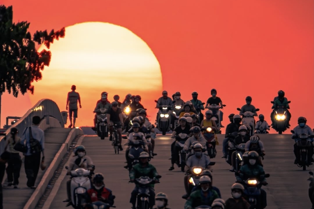 Khoanh khac Mat Troi 'trung muoi' nhuom do cau Sai Gon, Binh Loi hinh anh