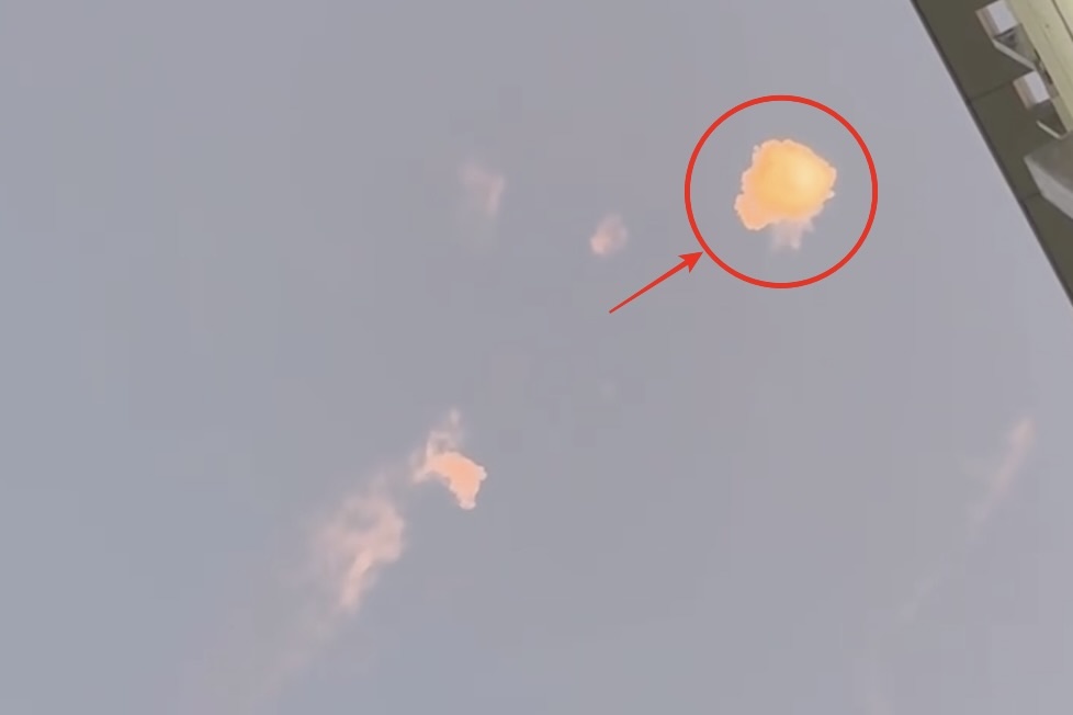 Co gai Viet hot hoang khi ten lua bay veo tren bau troi Doha hinh anh