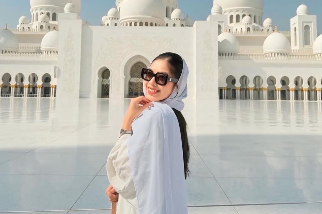 Co gai Viet 'thao chay' khi manh ten lua no tung tren bau troi Dubai hinh anh