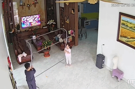 Xem camera, mẹ xúc động thấy 2 con bí mật tổ chức sinh nhật cho mình