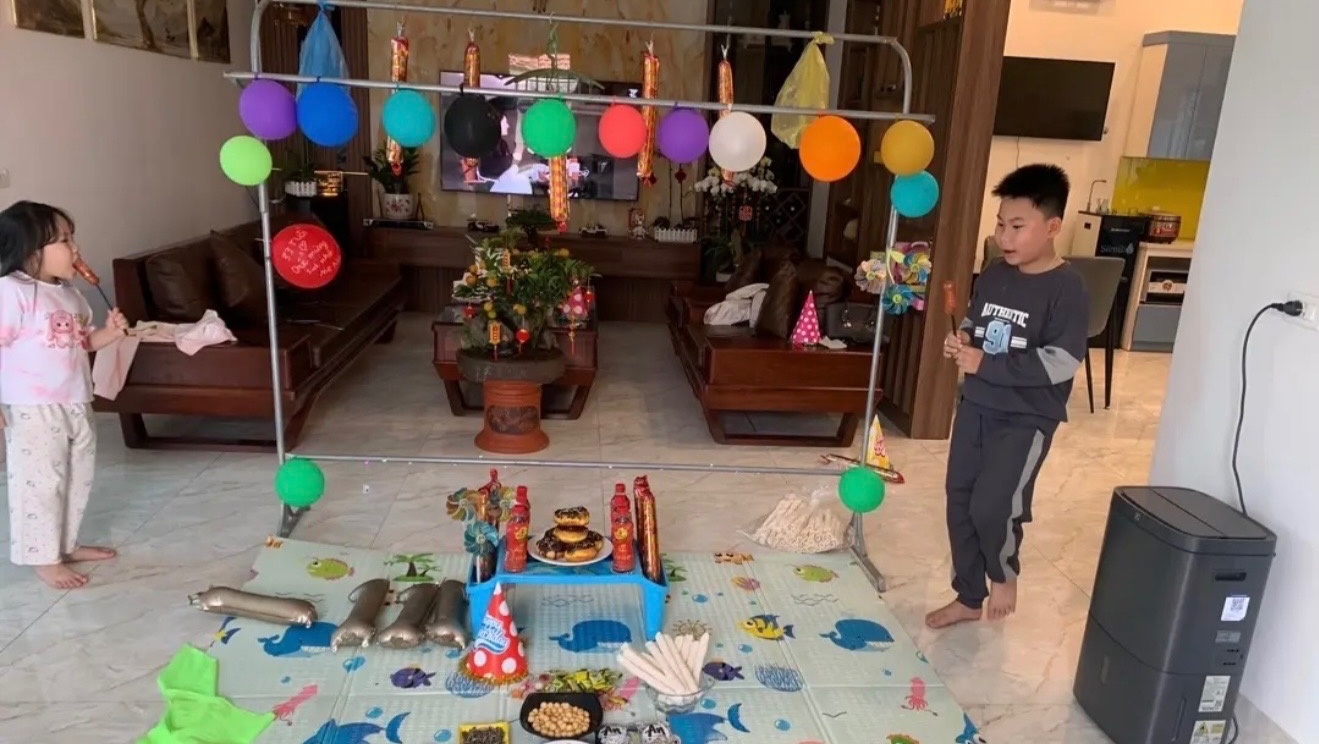 Bo me vang nha, 2 con bi mat chuan bi tiec sinh nhat bat ngo cho me hinh anh