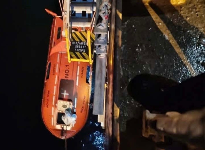 Khoanh khac 21 thuy thu 'thao chay' khoi tau boc chay giua vinh Oman hinh anh