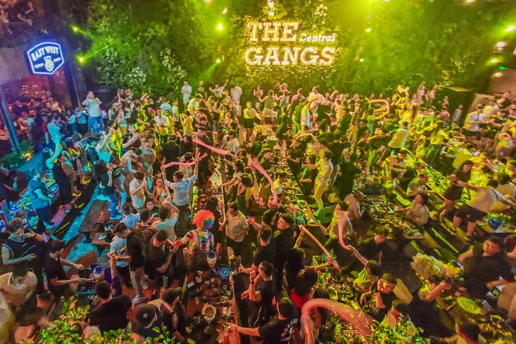 Dieu tai hai khi quan nhau TP.HCM giu coc cua khach ket o Dubai hinh anh