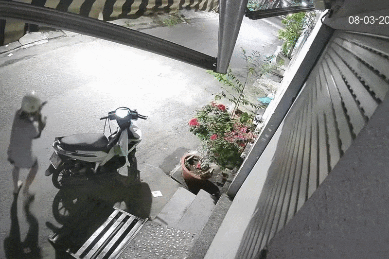 Canh 'bat qua tang' nguoi phu nu trom meo truoc cua nha gay phan no hinh anh