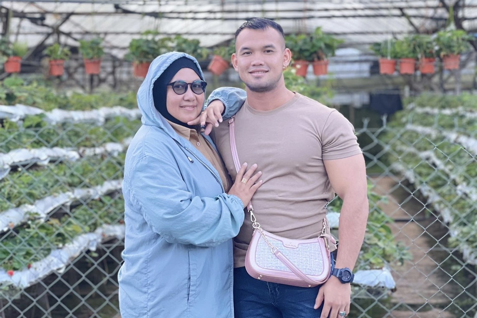 Chang trai 28 tuoi 'chot' cuoi me don than 51 tuoi sau 3 thang yeu hinh anh