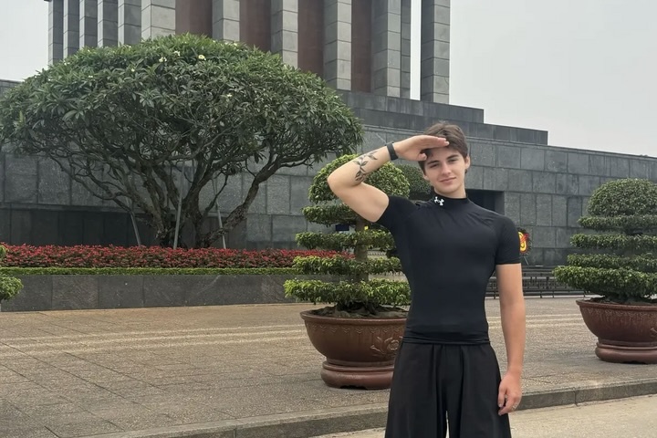 Buc anh chang trai Phap chup o Lang Bac sau 13 nam gay sot hinh anh