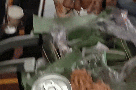 Hanh khach an nem chua, uong bia tren may bay gay tranh cai hinh anh