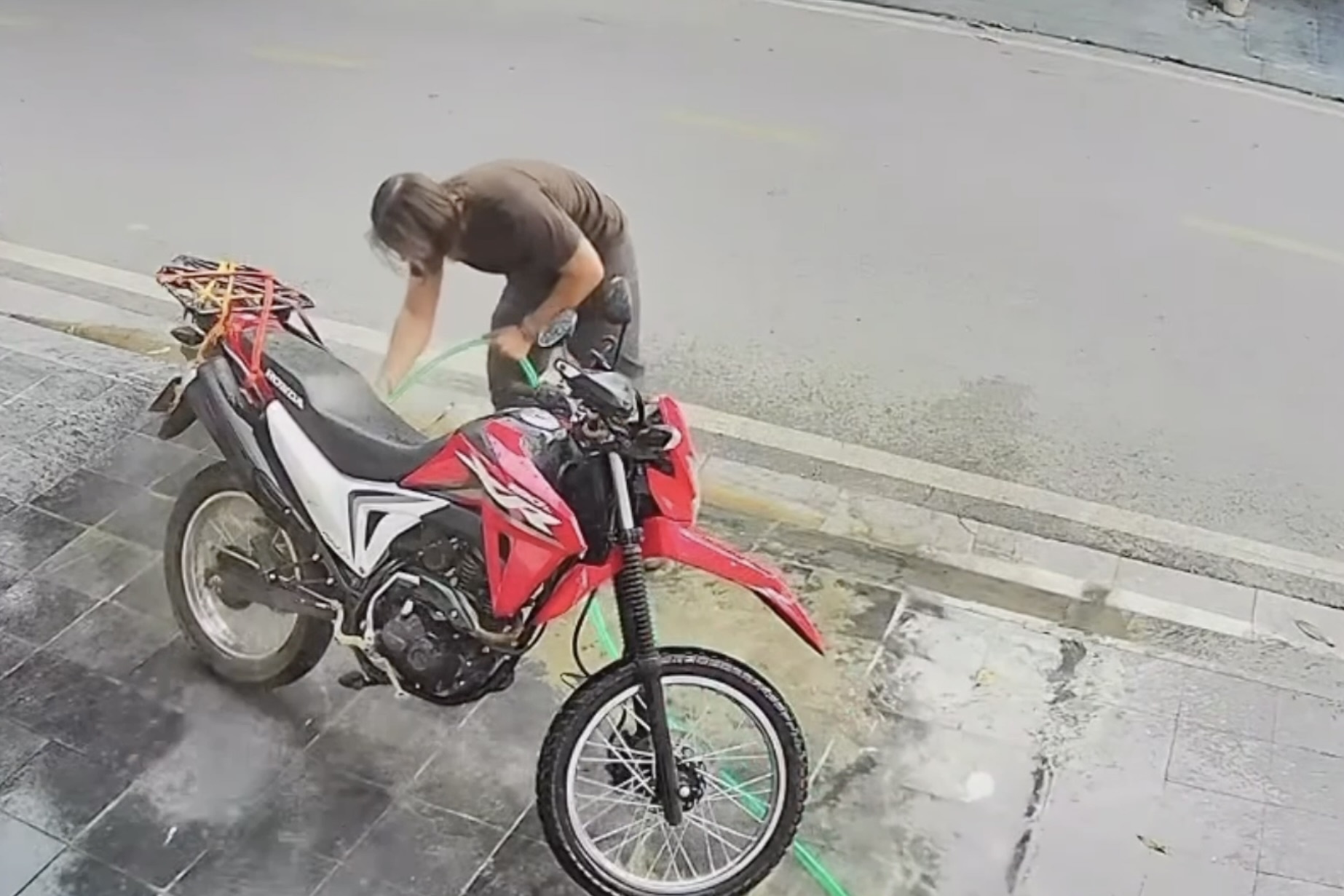 Clip khach Tay 'ngang nhien' rua xe o Ha Giang gay sot hinh anh