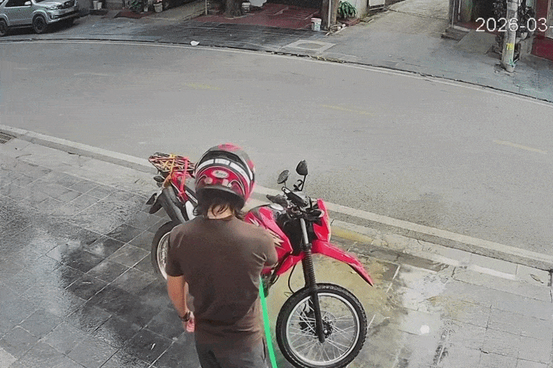 Khach Tay tu lay voi rua xe may, phan ung cua chu nha gay sot hinh anh