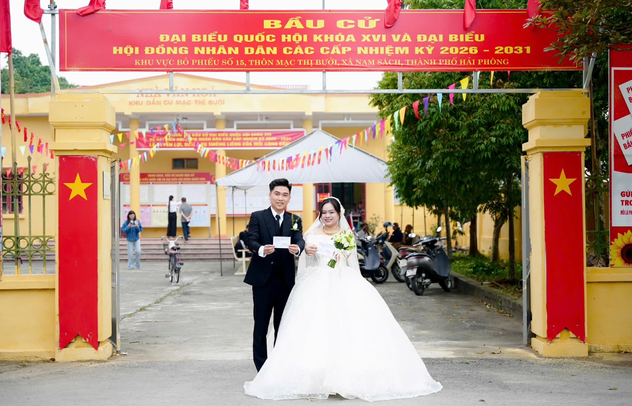 Co dau, chu re Hai Phong di bo phieu bau cu ngay sau dam cuoi gay sot hinh anh