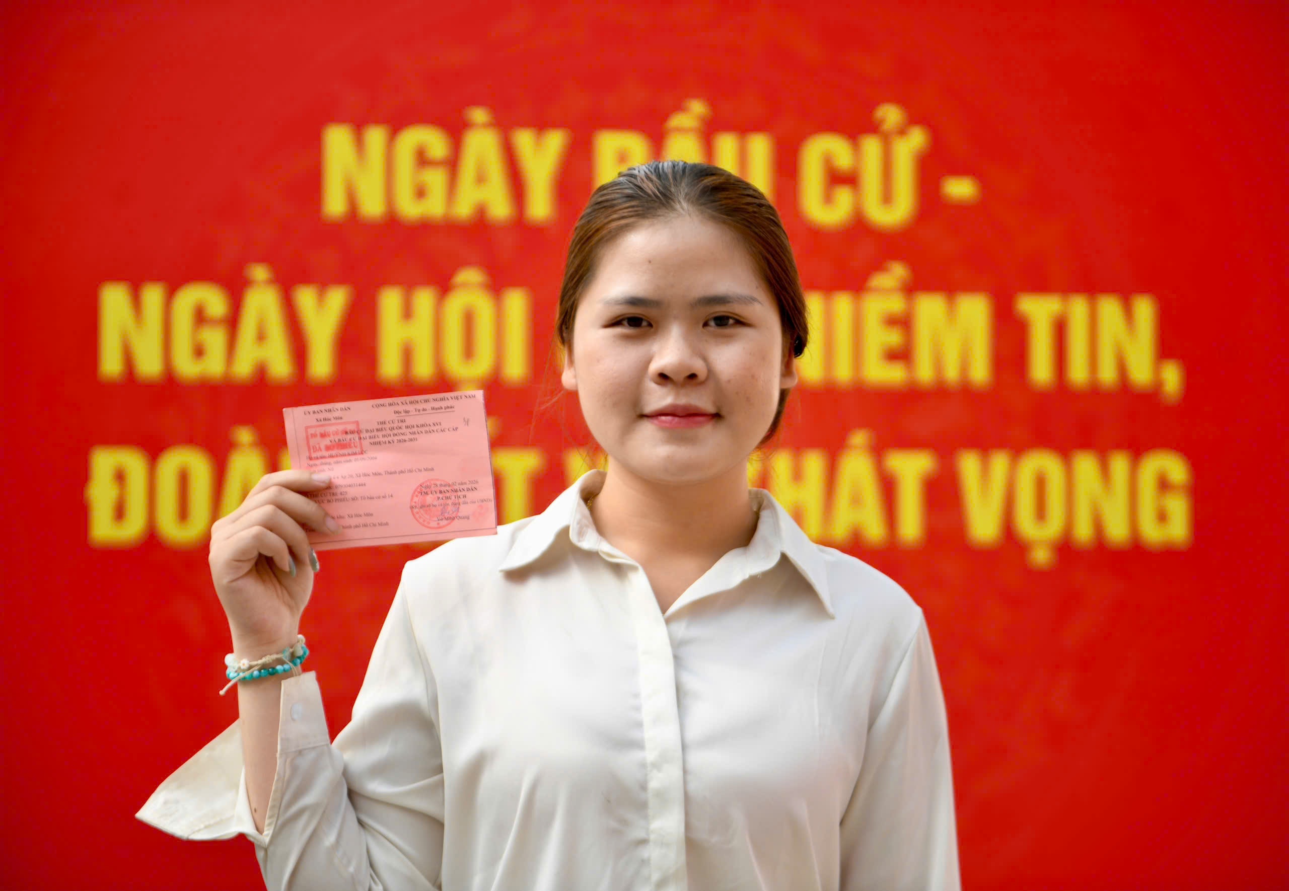 Nguoi dan ca nuoc di bau cu hinh anh