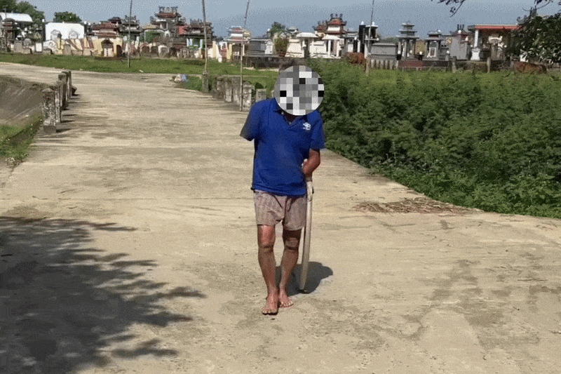 Nguoi dan ong keo le ran ho mang den tram xa sau khi bi can hinh anh