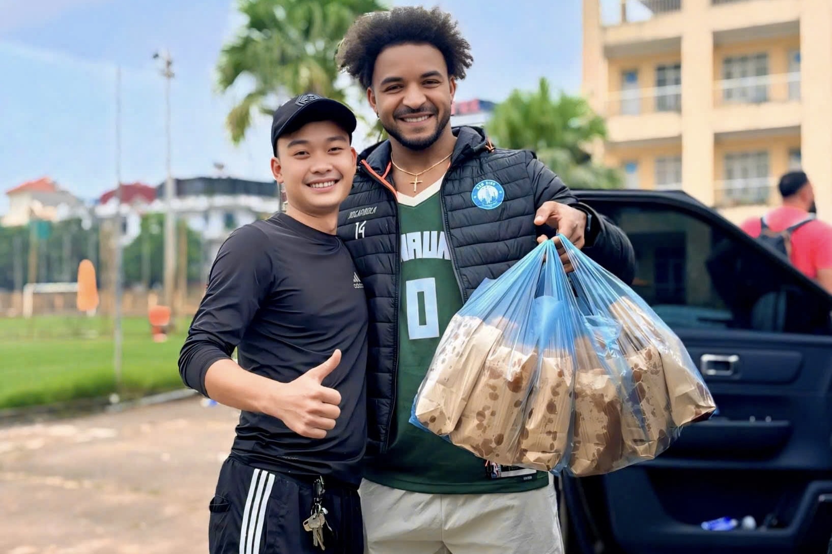 Quan chuoi chien 'ruot' cua cau thu Xuan Son an nen lam ra hinh anh