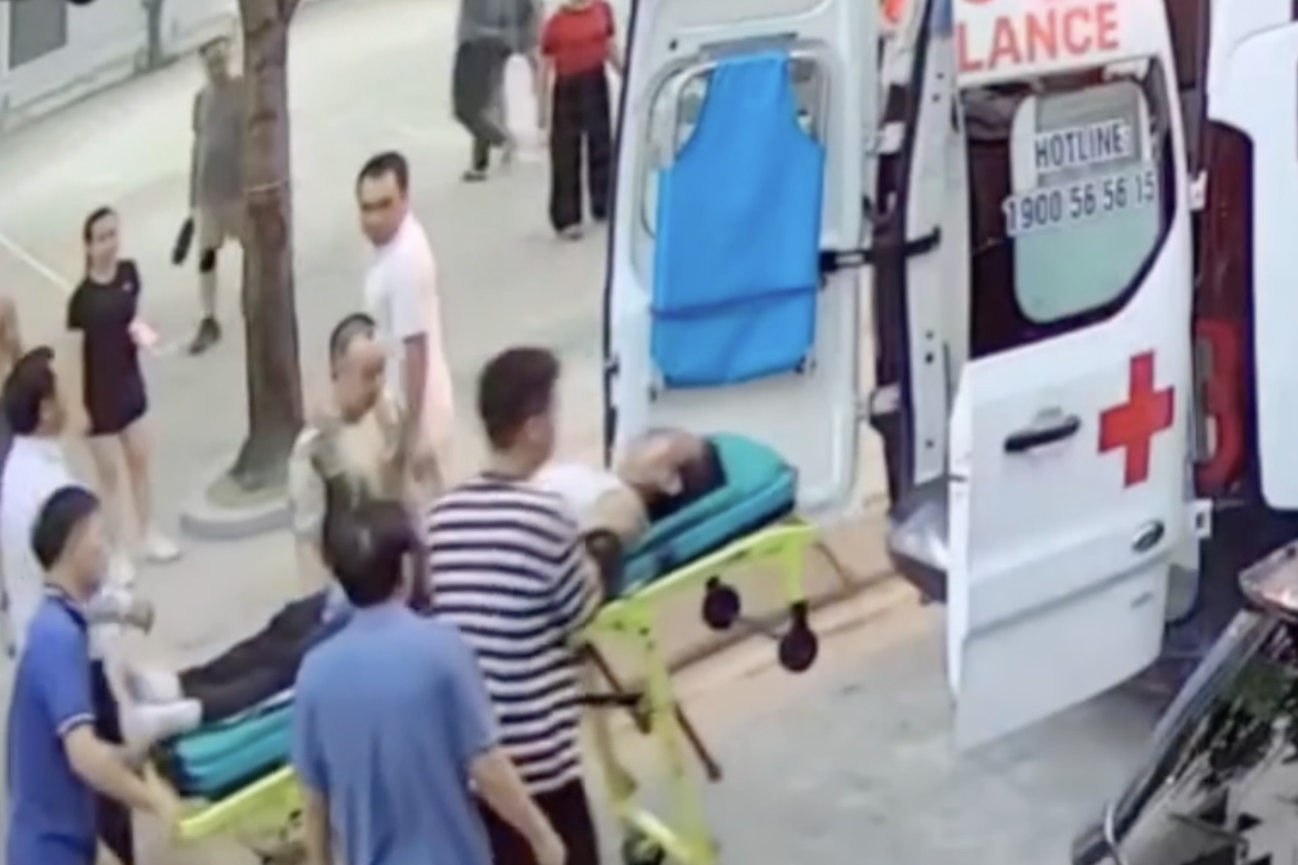 Khoang khac nguoi dan ong cuu song nan nhan dot quy gay sot hinh anh