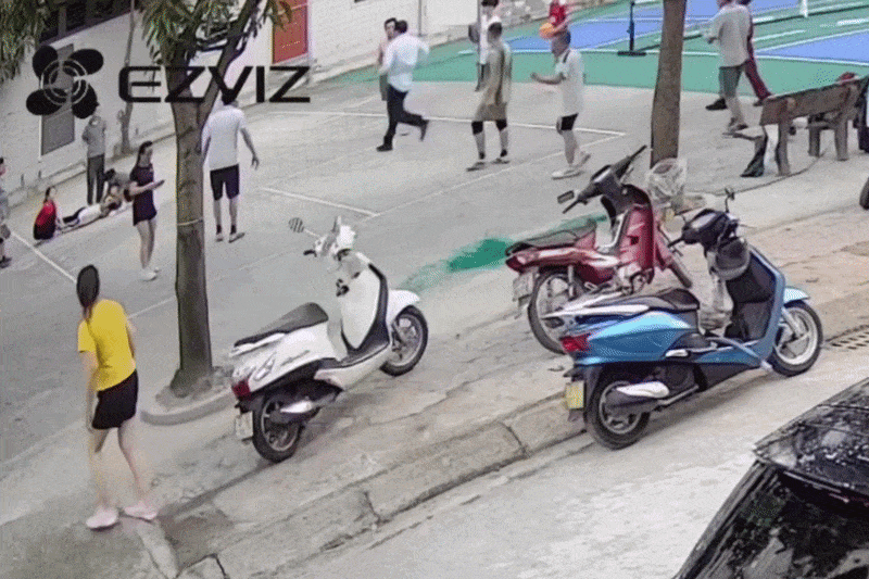 Bế con đi dạo, bác sĩ cứu sống người đột quỵ trên sân bóng ở Nghệ An