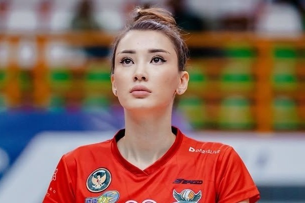 'Nu than bong chuyen' hau ly hon chong doanh nhan hinh anh