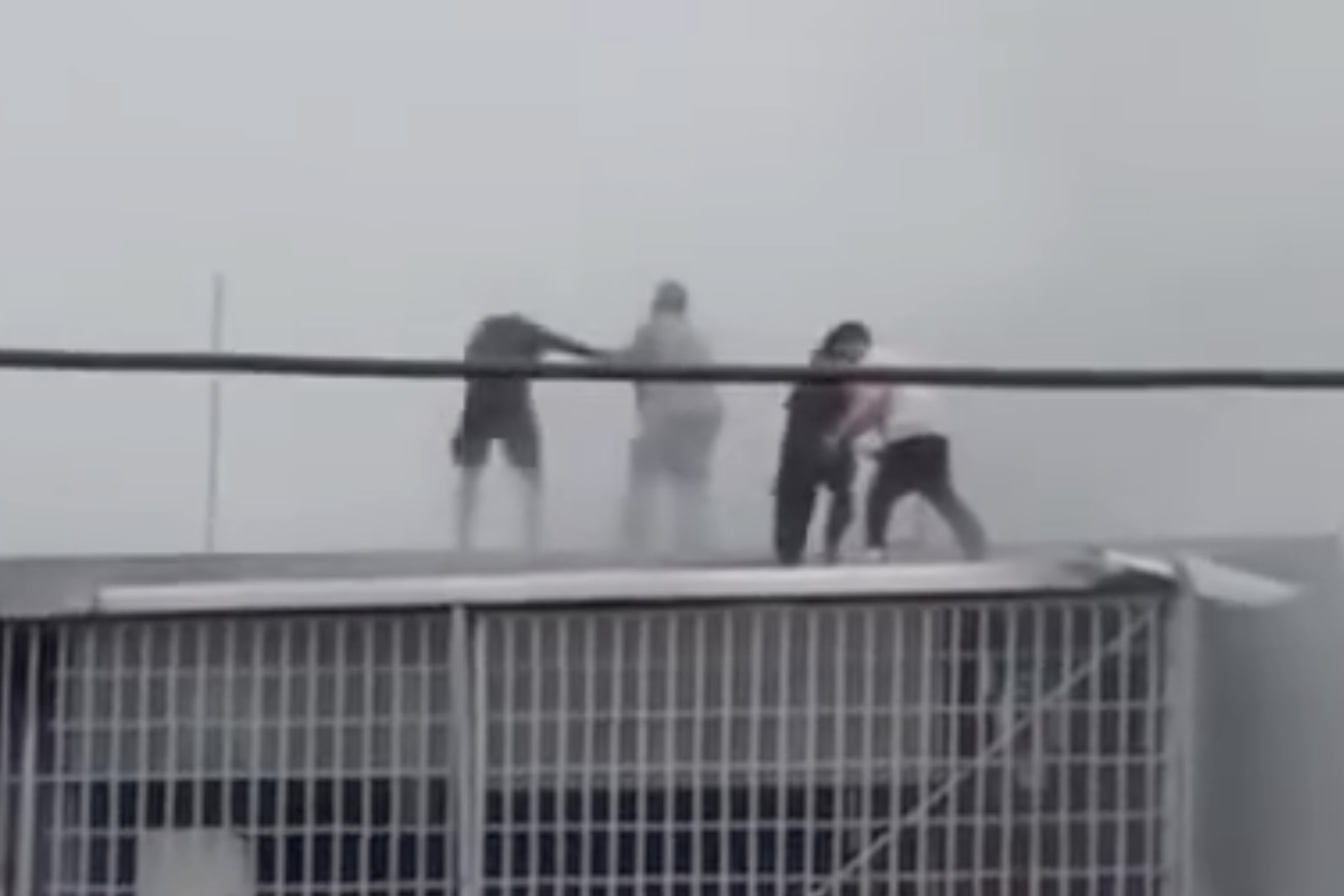 Phut nghet tho 2 thanh nien pha mai ton, cuu 8 nguoi thoat dam chay hinh anh