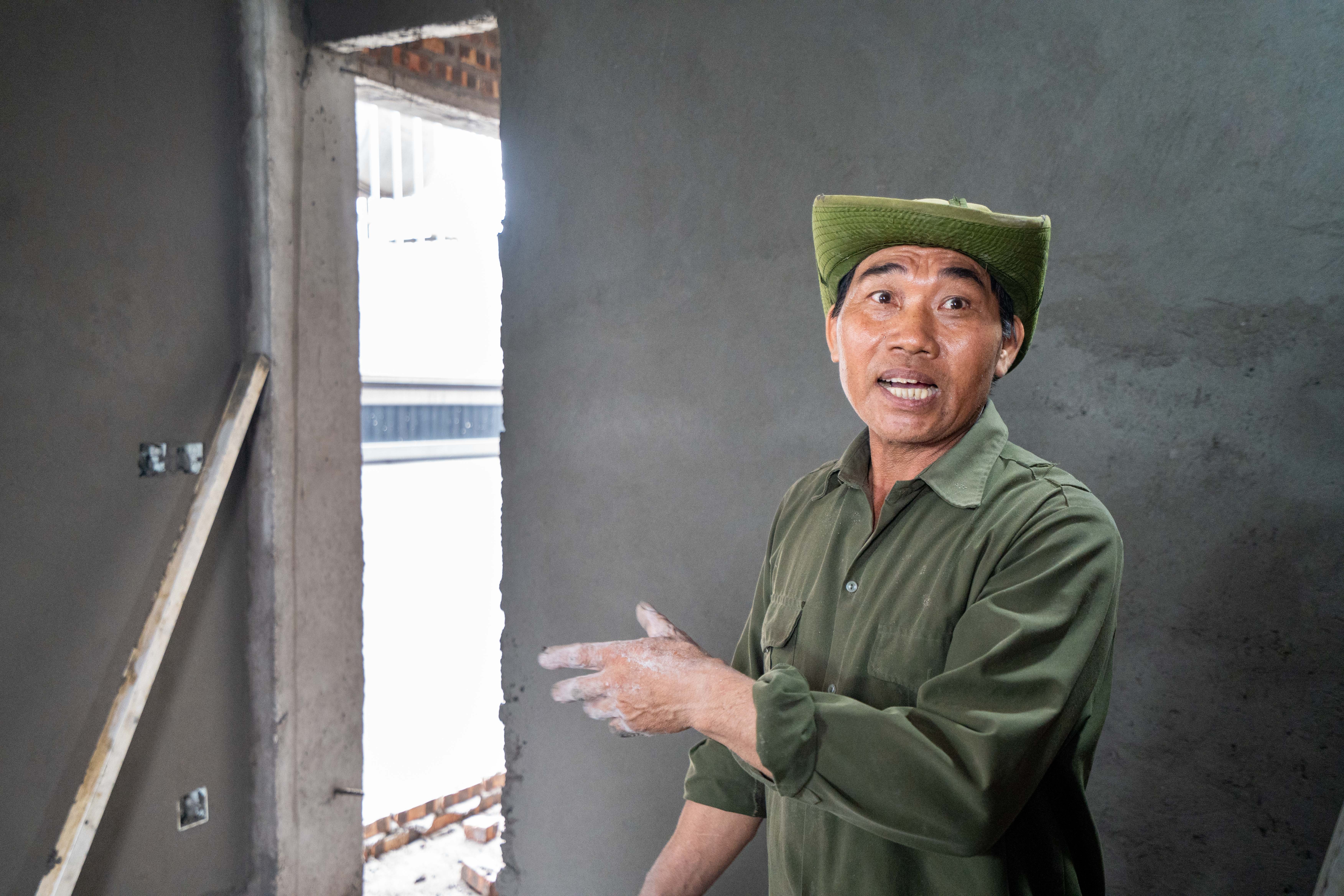 Nhom tho giai cuu 7 nguoi mac ket trong dam chay roi lang le roi di hinh anh