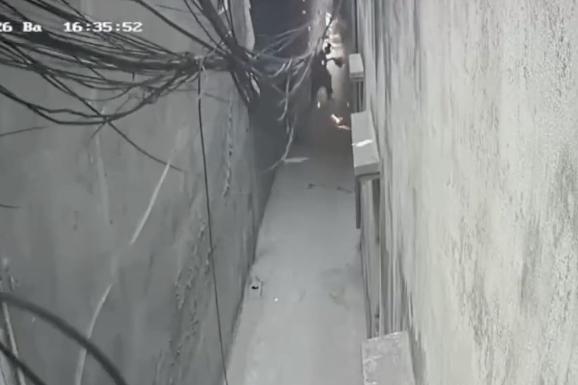 Clip su co toe dien gan toa nha chay o Linh Nam gay xon xao hinh anh