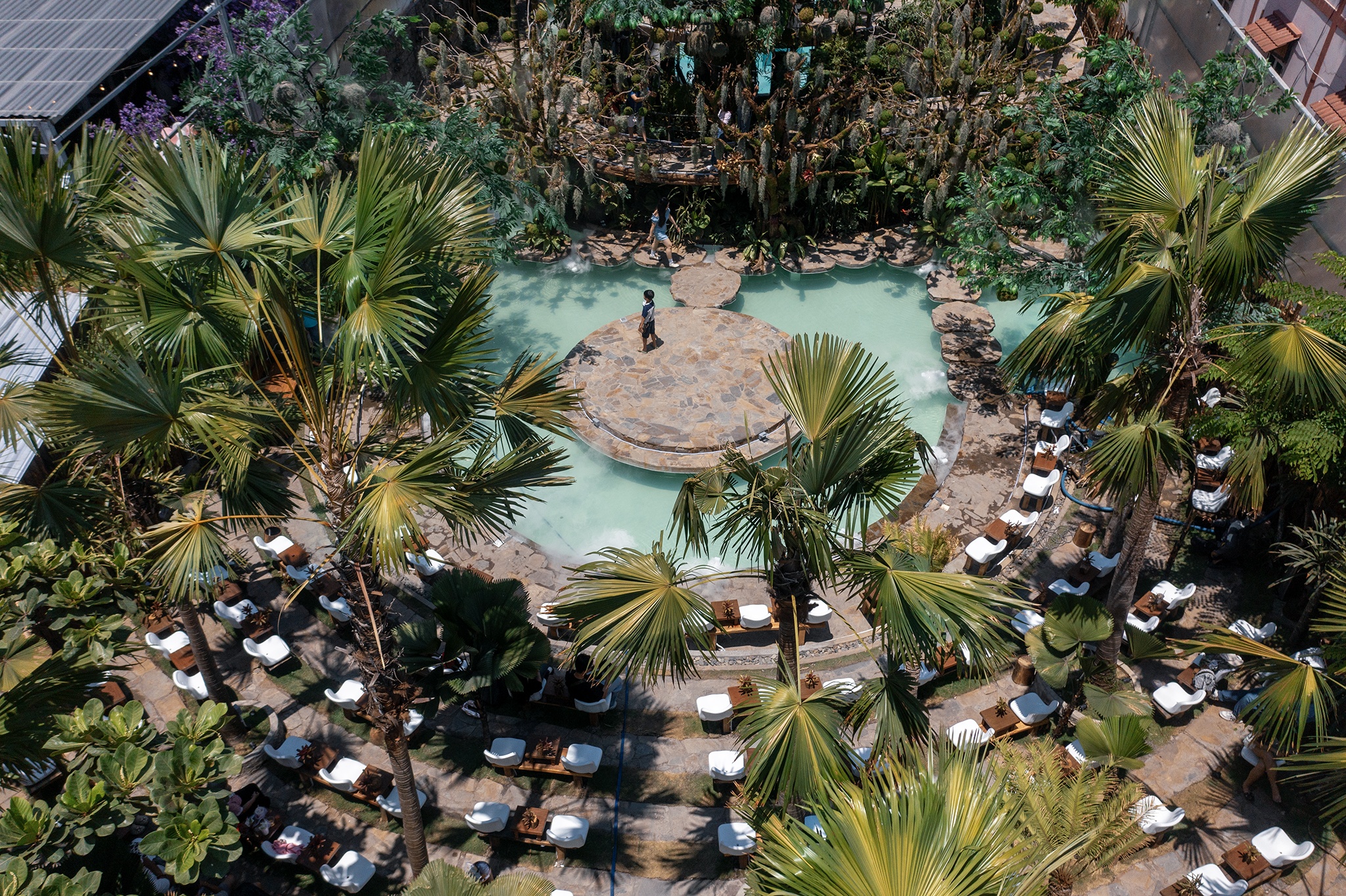 Quan ca phe hon 1.000 m2, nhu 'vuon dia dang' o TP.HCM hinh anh