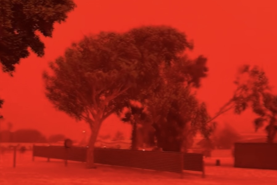 Bau troi do ruc gay sung sot o Australia hinh anh