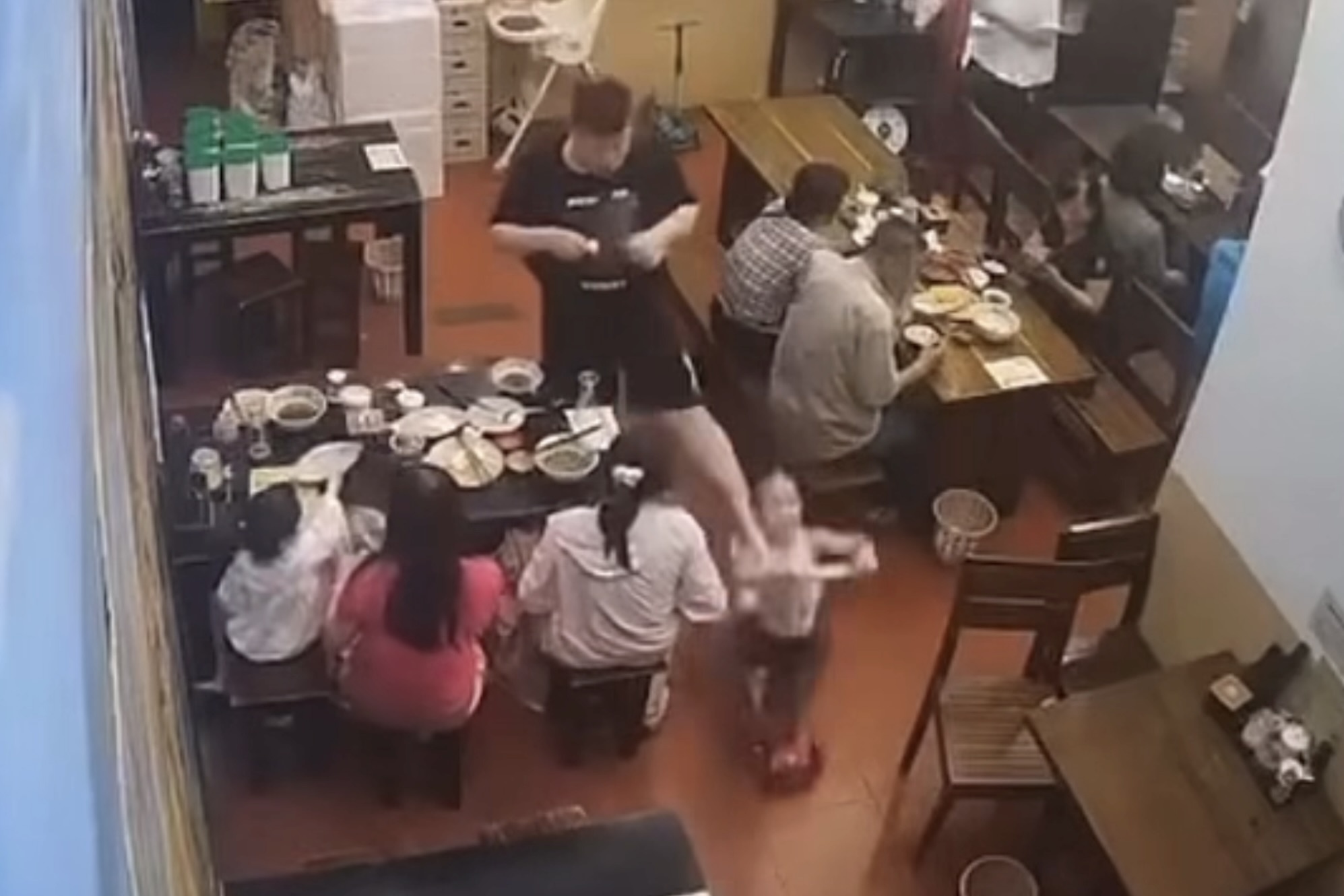 Canh thanh nien dap be gai chay scooter o quan an gay phan no hinh anh