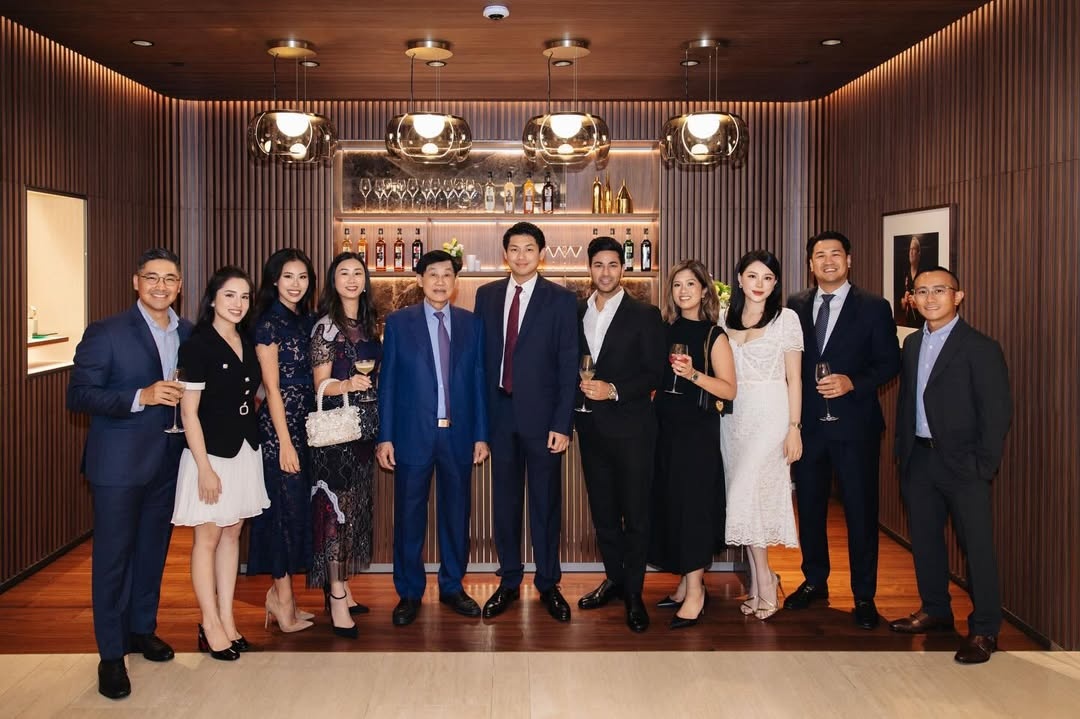 Anh gia dinh ty phu Johnathan Hanh Nguyen gay chu y hinh anh