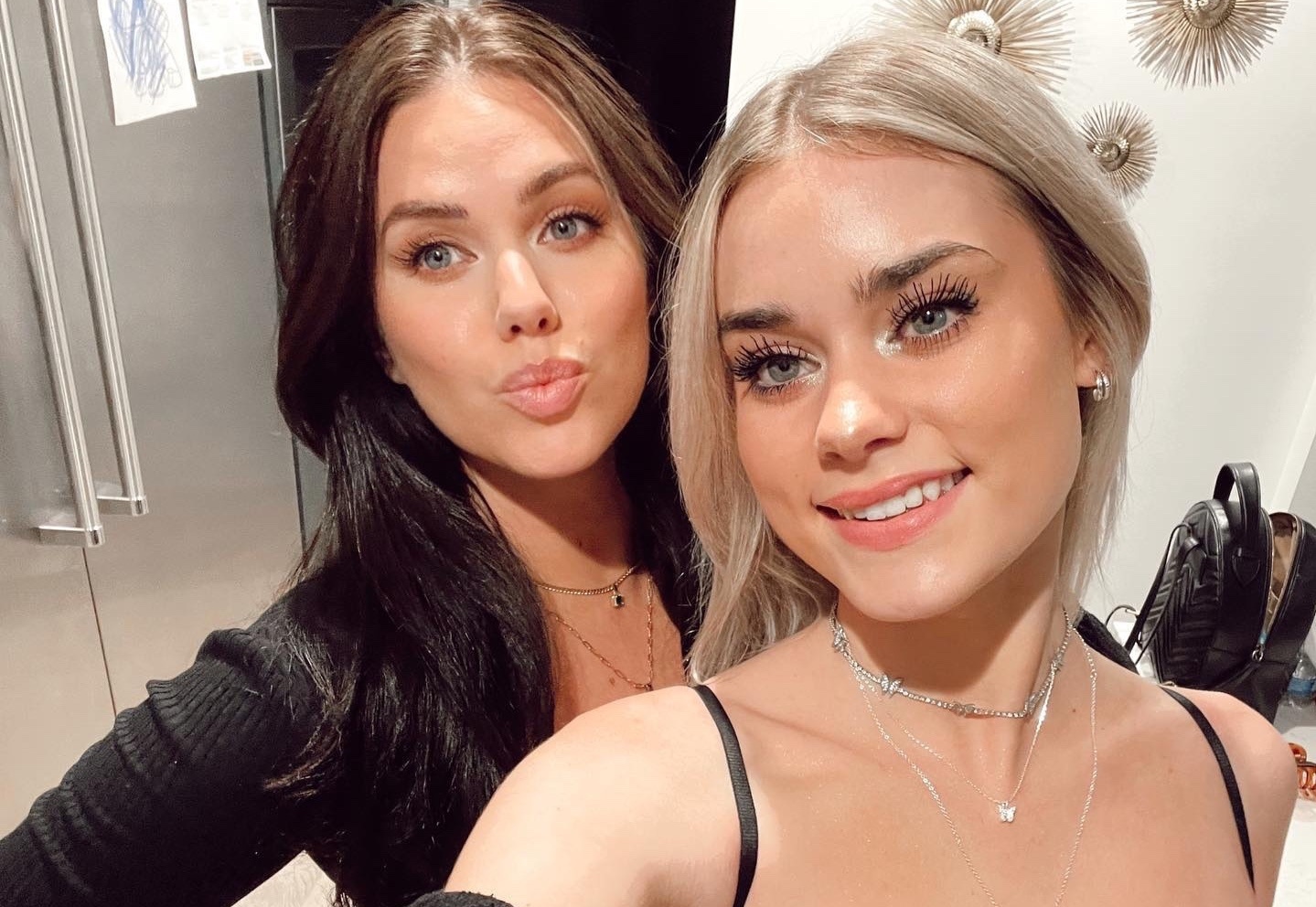 Ba ngoai 38 tuoi bi nham la chi em sinh doi voi con gai hinh anh