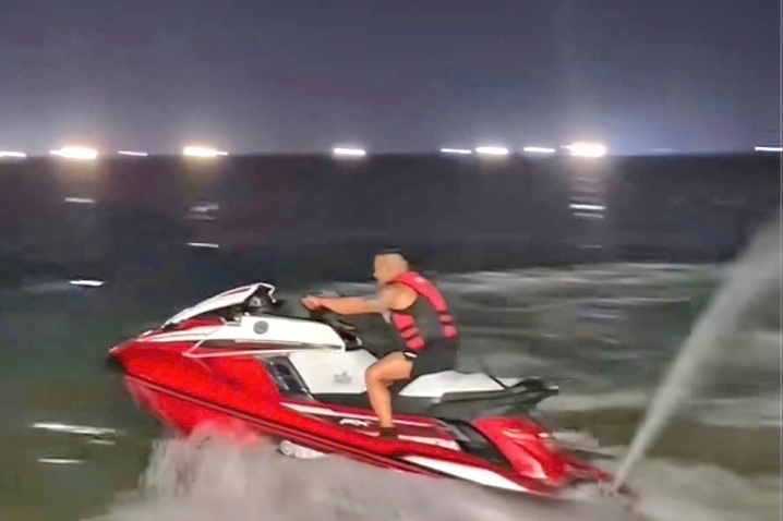 TikToker phong moto nuoc tren bai tam Nha Trang bi phat 5 trieu dong hinh anh