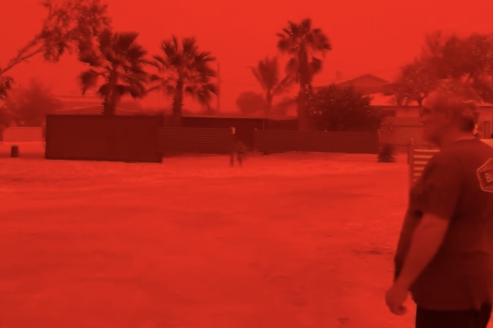 Khoanh khac bau troi Australia 'do ruc nhu mau' hinh anh