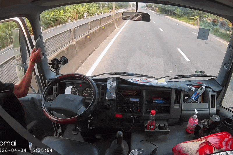 Thot tim canh tai xe lao qua duong cuu em be giua quoc lo o Hue hinh anh