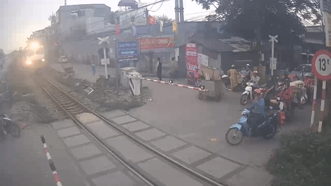 Thót tim cảnh tài xế xe máy liều mạng 'cướp đường' tàu hỏa tại Hà Nội